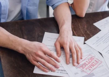 des mains posées sur des papiers de bureau