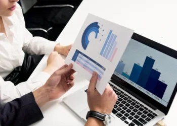 deux personnes regardent des statistiques