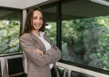 employées souriante dans un bureau d'entreprise