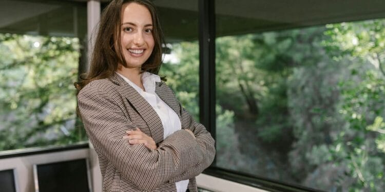 employées souriante dans un bureau d'entreprise