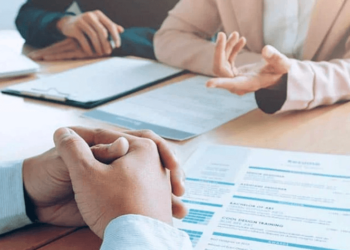 3 personnes négociant sur bureau