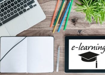 table avec un laptot , cahier et e-learning