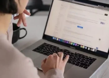 Une personne qui navigue sur internet pour rechercher un emploi