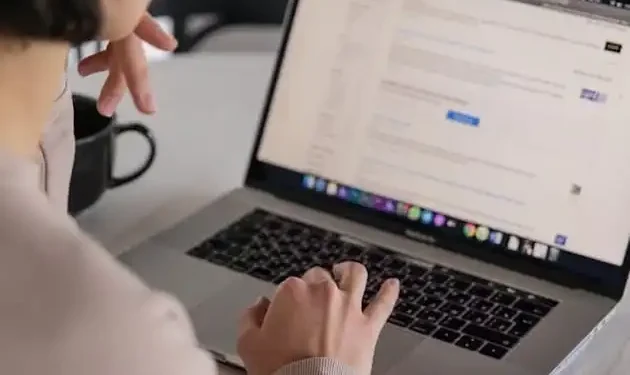 Une personne qui navigue sur internet pour rechercher un emploi