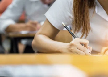 des personnes qui passent un concours public