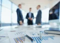 Employés effectuant une réunion au sein d'entreprise