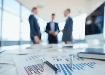 Employés effectuant une réunion au sein d'entreprise