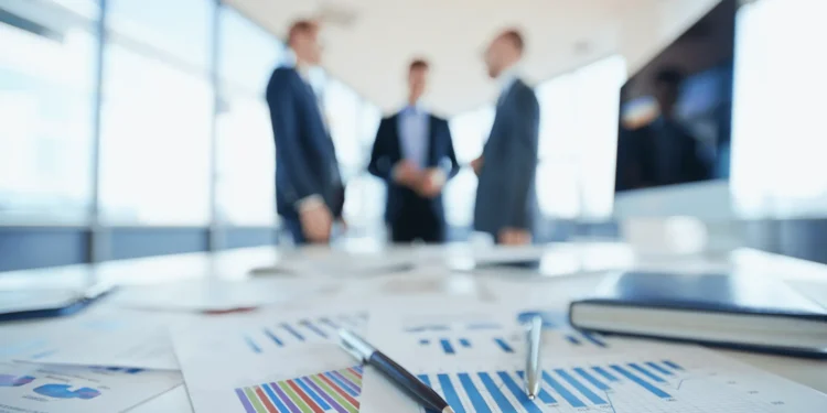 Employés effectuant une réunion au sein d'entreprise